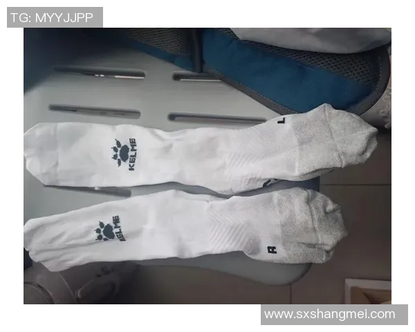 冬季足球必备手套推荐保暖防滑助你尽情驰骋绿茵场