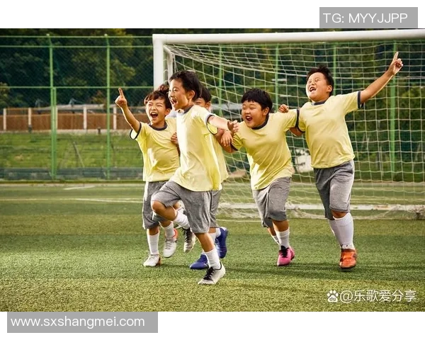 小金子足球的成长之路与梦想追逐：从校园到职业的精彩历程