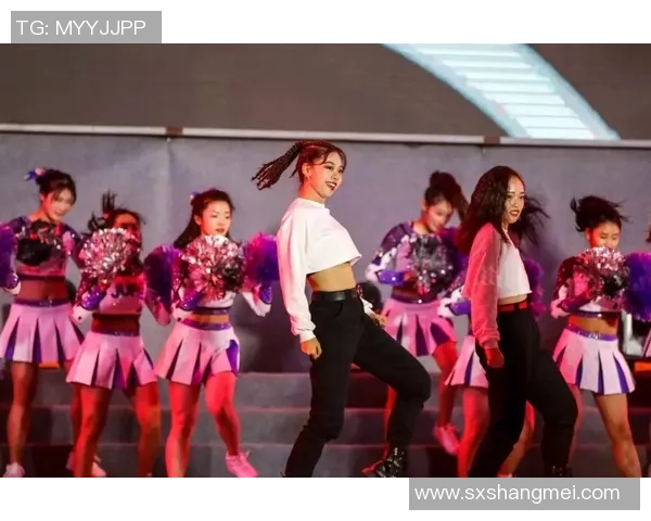 武汉城市马拉松街舞队展现团队协作精神与激情活力的精彩表现