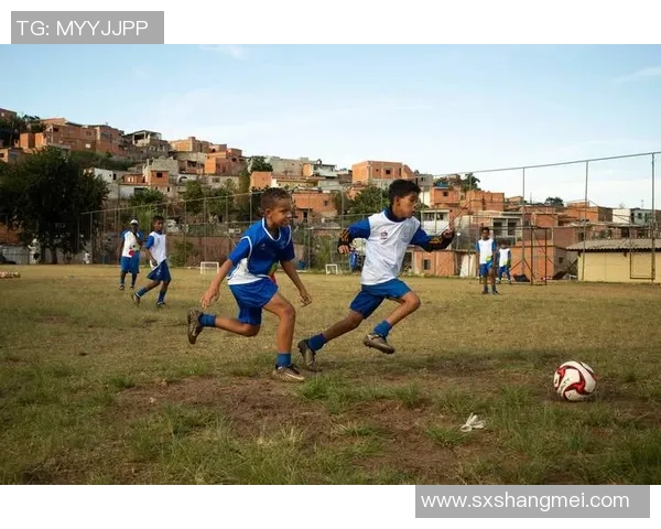 足球可乐妹带你领略激情四射的绿茵场与清爽饮品的完美结合