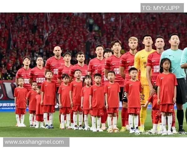 足球好看不仅在于比赛的激烈更在于团队精神与球迷的热情共鸣 足球好看不仅在于比赛的激烈更在于团队精神与球迷的热情共鸣